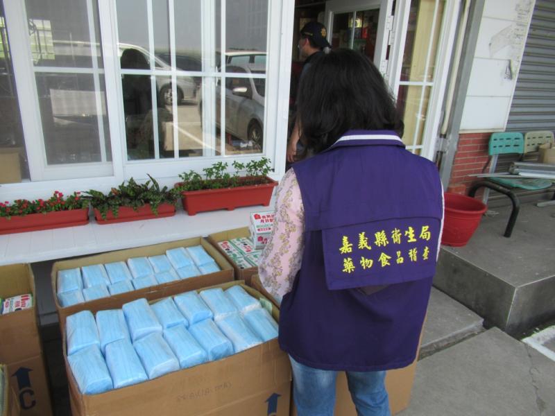 ▲嘉義縣衛生局會同刑事警察局等檢警單位查獲違法囤積口罩、額溫槍及防護衣等防疫物資,依違反藥事法規定給予處罰。(圖/嘉義縣衛生局提供)
