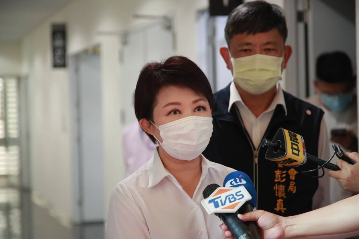 ▲夜店業者，在網路宣傳照中放置女童裸露照，引發各界關切，市長盧秀燕受訪表示，業者這種做法非常可惡、十分不道德。 (圖／柳榮俊翻攝2020.5.7)