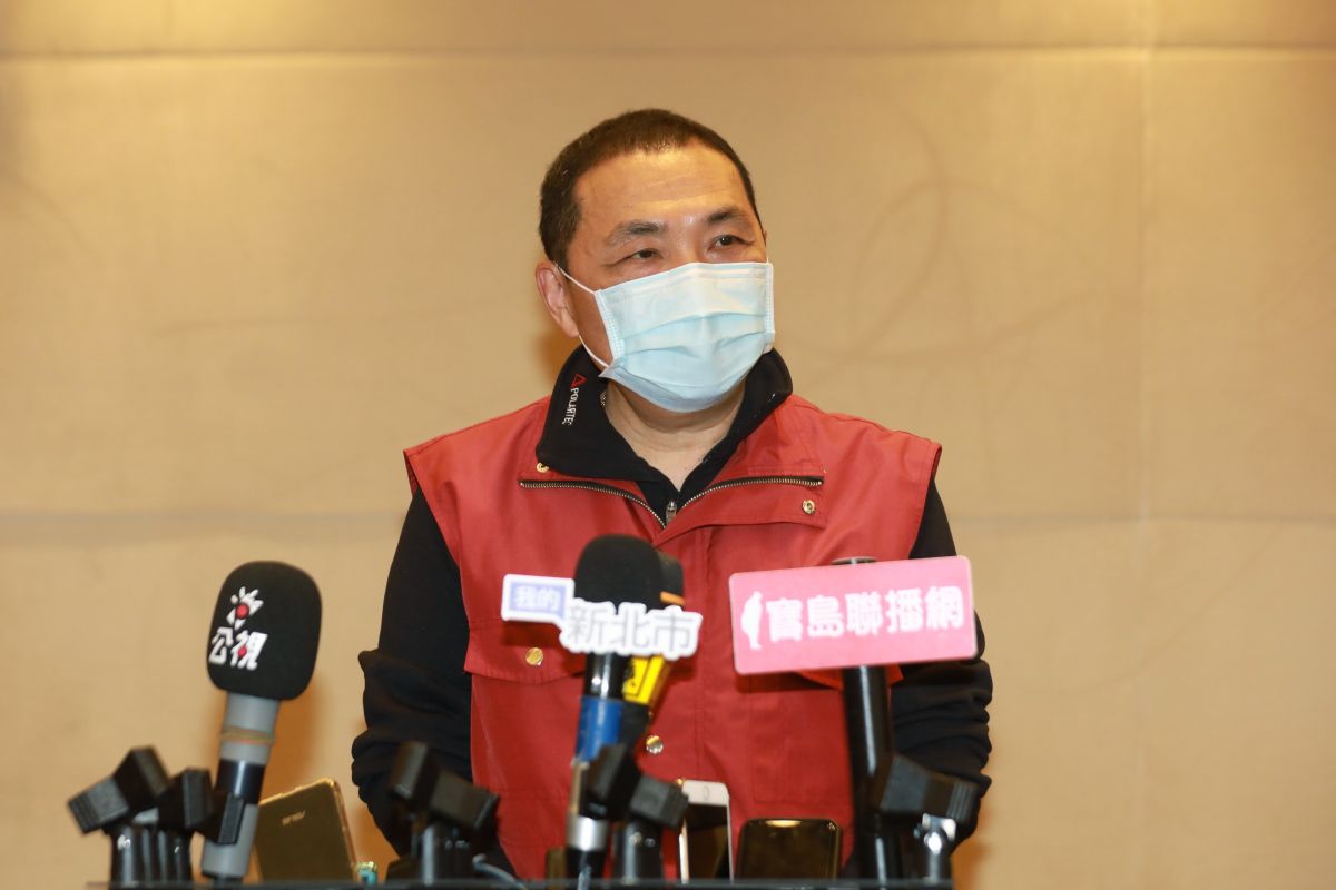 ▲侯友宜宣布，依據中央規定，民眾在戶外只要能夠確保社交距離，除了生病需要戴口罩外，戶外可以不用戴口罩。（圖／記者宋原彰攝，2020.05.15）