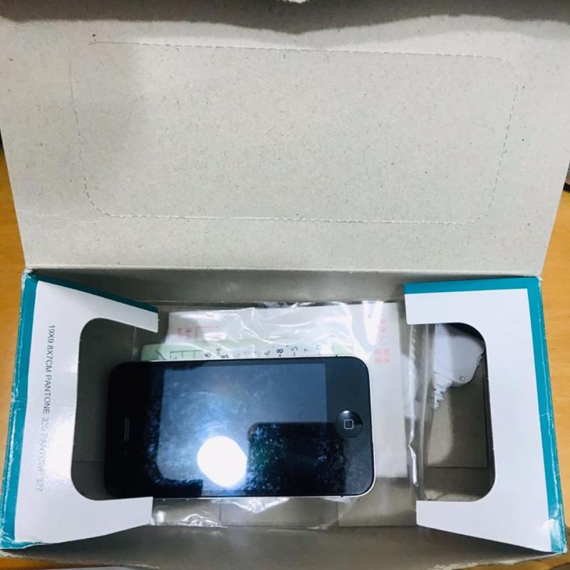 ▲沒想到口罩盒打開一看就只是一堆舊物。(圖/翻攝自臉書社團《口罩現貨資訊