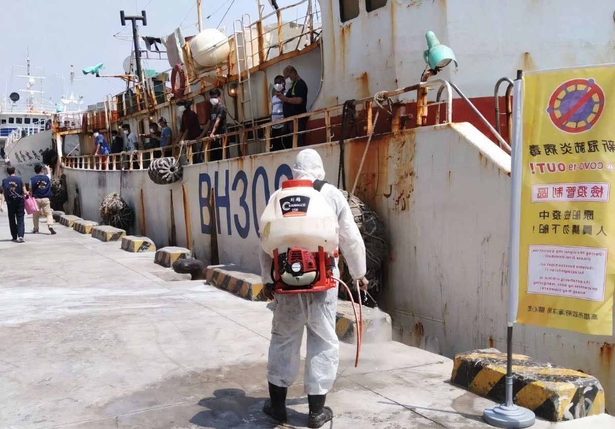 ▲高雄市政府海洋局展開轄下各漁港環境消毒防疫工作，在前鎮漁港碼頭進行環境消毒作業。(圖／高雄市政府海洋局提供) 