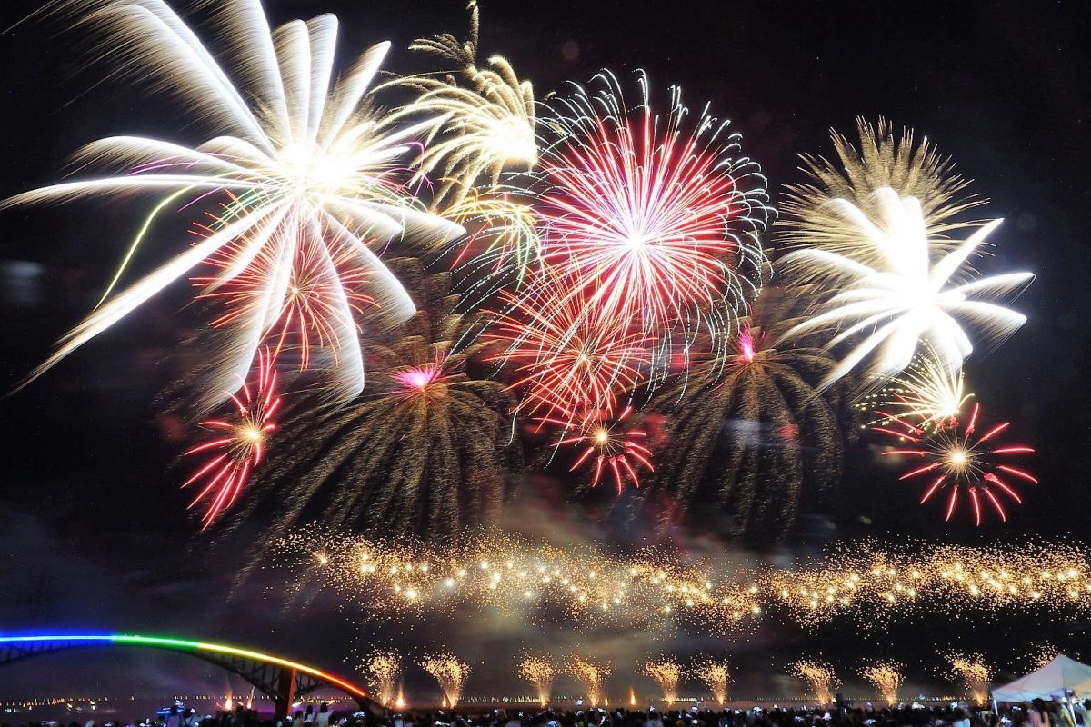 ▲花火節原本規劃8場次國際煙火團隊PK賽，目前因應國際疫情情勢仍屬嚴峻，澎湖縣政府在7日決定取消該項目，並改以煙火施放10分鐘家尚無人機燈光秀5分鐘替代。（圖／澎湖縣政府提供）