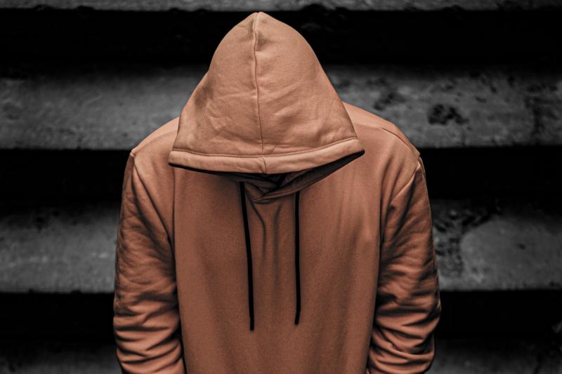 ▲逃犯跟即將服刑期滿的獄友交換衣服、配戴口罩,竟成功走出監獄。(示意圖,非本人/取自Unsplash)