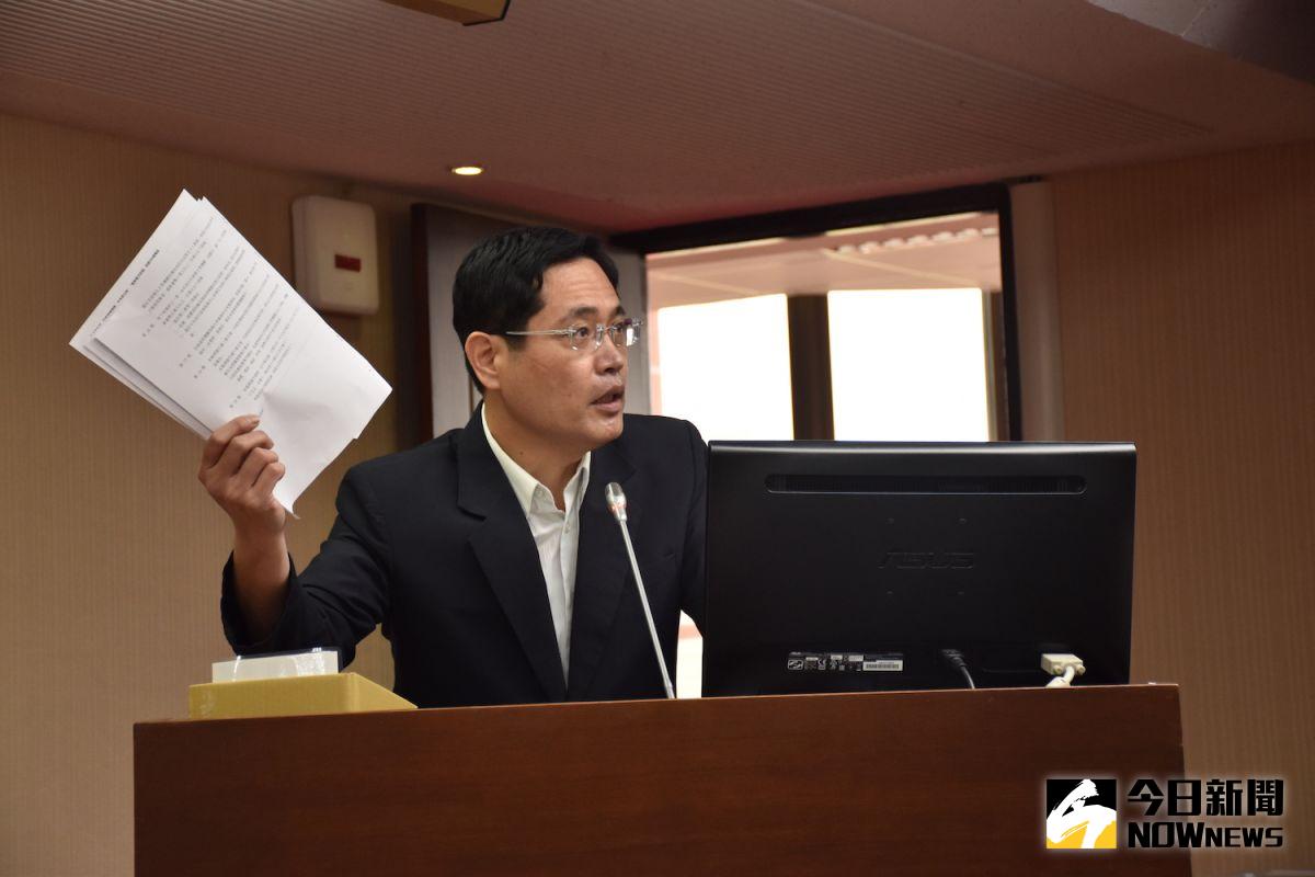 ▲民進黨立委江永昌認為目前的紓困亂象只會讓基層公務員累翻、被民眾罵翻。（圖／記者劉育辰攝）