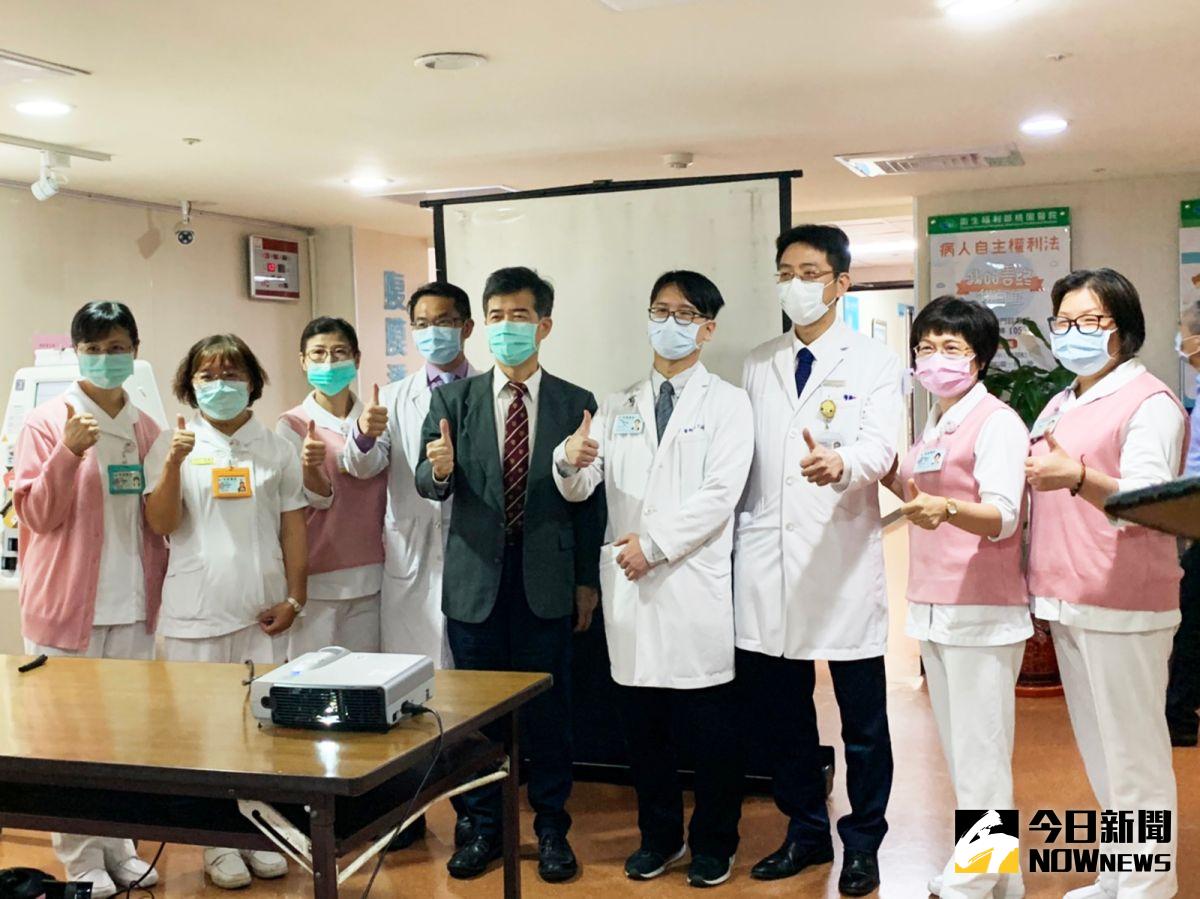 ▲桃園醫院院長徐永年(中著西裝者)說明透過血液淨化，成功救回重症患者的過程（右3為王偉傑醫師）。（圖／記者李春台攝, 2020.05.07）