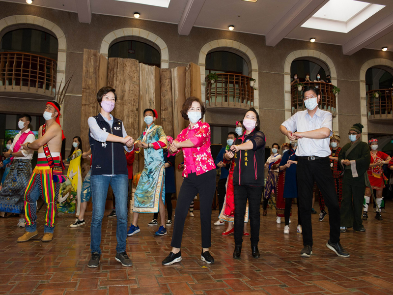▲宜蘭縣長林姿妙帶領多元族群表演快閃防疫洗手舞。（圖／宜蘭縣政府提供)