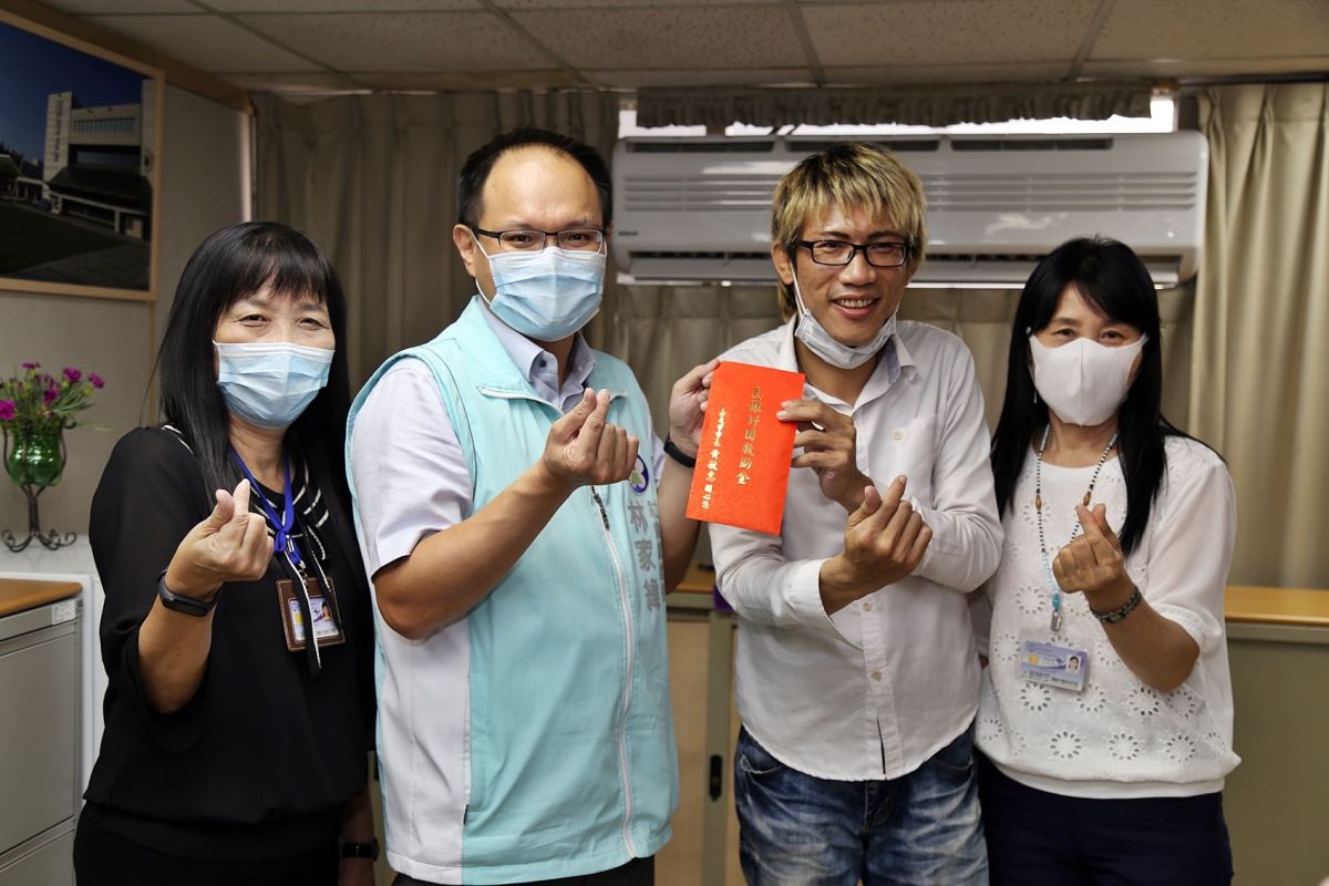 ▲嘉義市7日發出第一筆急難紓困現金，市府全力辦理急難紓困。〔圖／嘉市府提供2020.05.07〕