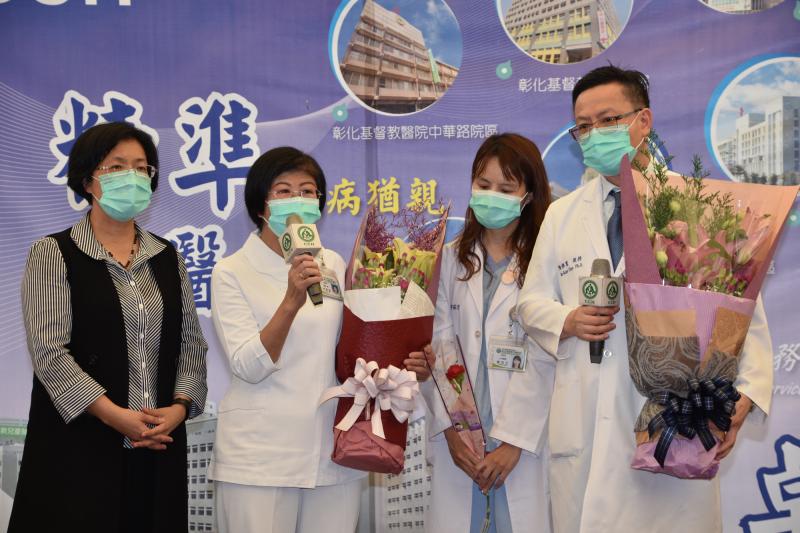 ▲彰基兒童急診科備任主治醫師鄭茹芳(右二)、門診單位護理師的媽媽林季璉(左二),母女二人為大小病人服務。(圖/記者陳雅芳攝,2020.05.07)