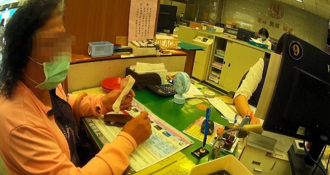 ▲華南銀行薛姓行員反應機警，與警方合作攔下一椿40萬元詐騙案。(圖/警方提供 )