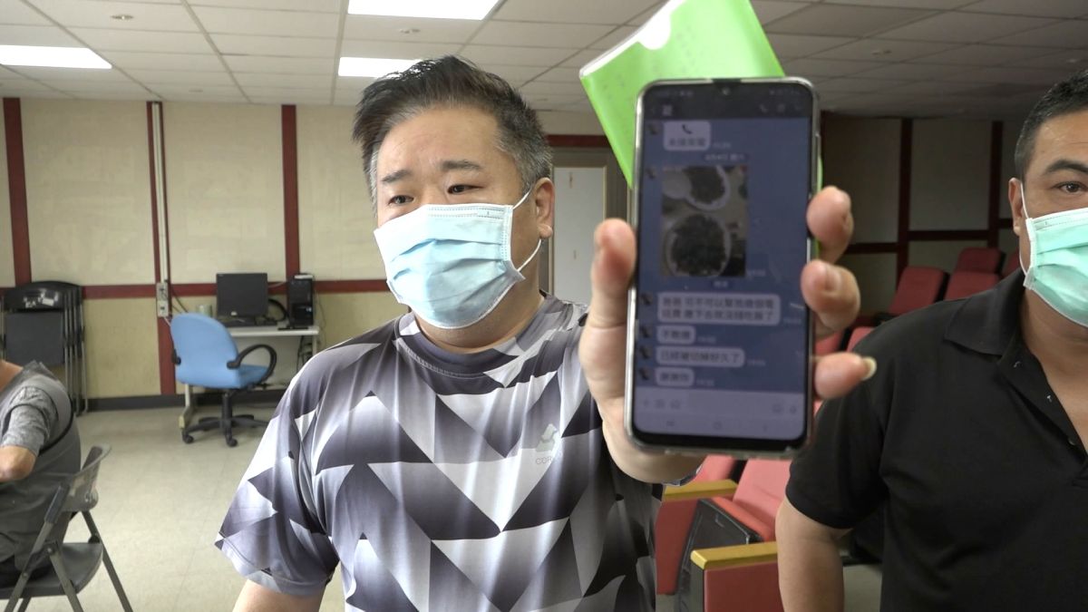 ▲黃姓民眾到場申請，怒批文件複雜到根本是刁難。（圖／記者蔡若喬攝）