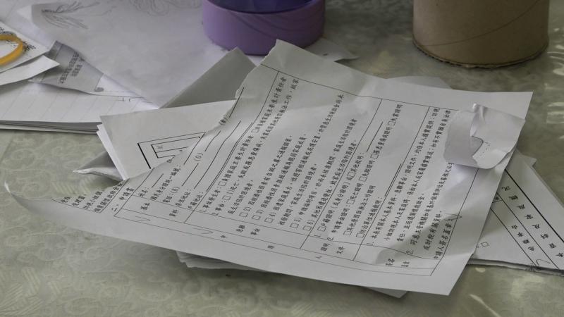 ▲申請手續繁鎖,民眾怒撕申請表。(圖/記者蔡若喬攝)