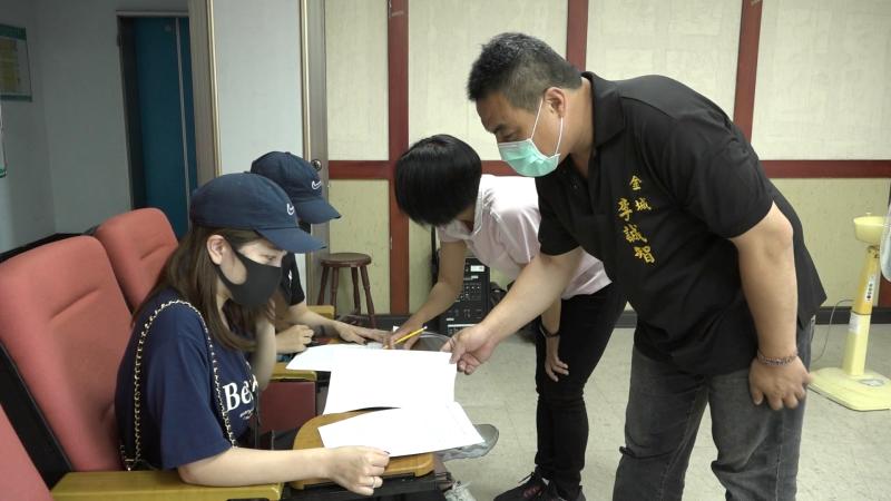 ▲無保工作者加碼紓困開始受理申請,金城鎮長李誠智協助民眾辦理。(圖/記者蔡若喬攝)