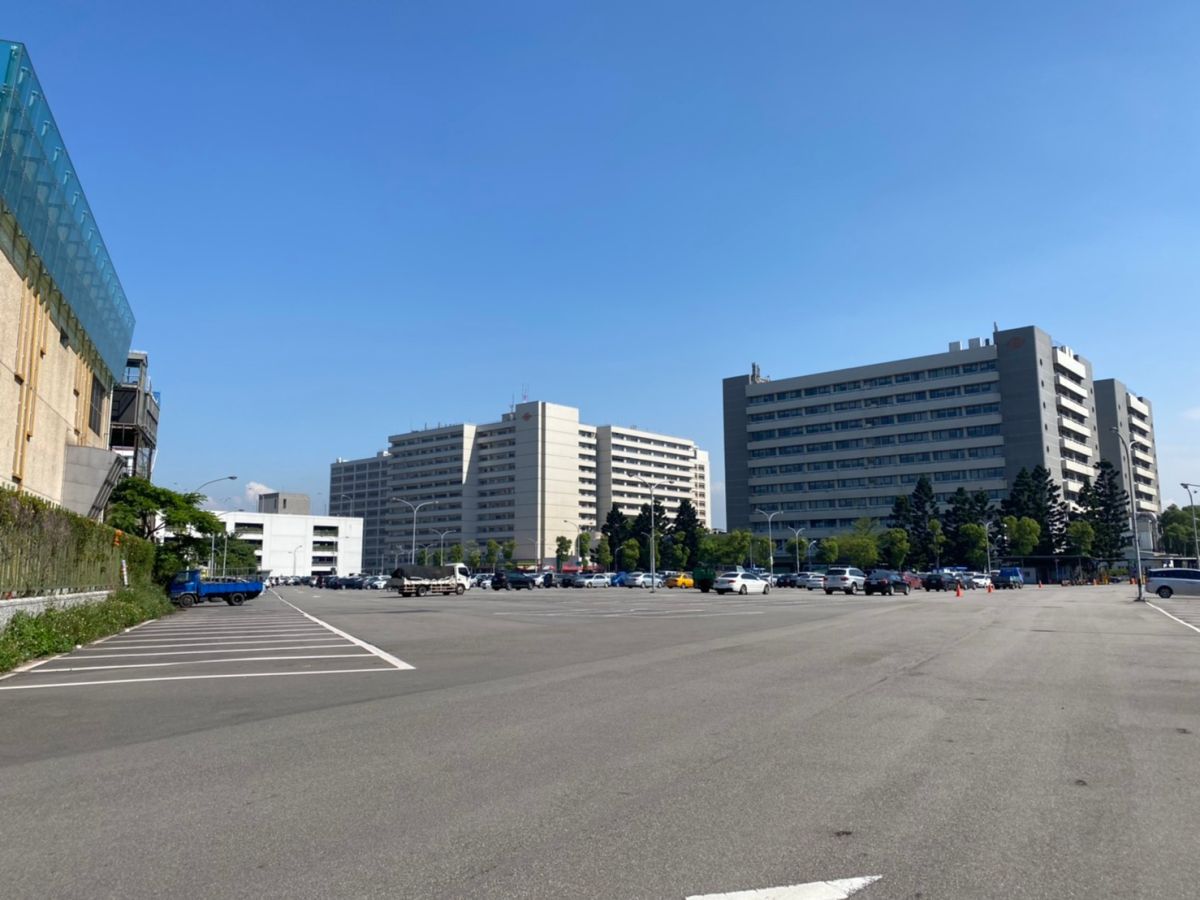 ▲圖為長庚新驛站城市亮點工程的A8轉運站預定地，目前為臨時停車場，預計2022年完工。（圖／信義房屋提供）  