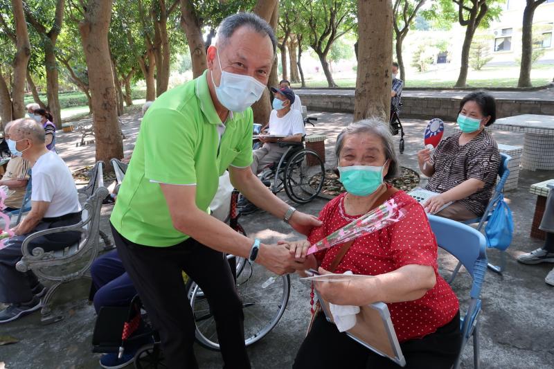 ▲中彰榮家家主任王正送康乃馨給住民祝福母親節快樂(圖/記者陳雅芳攝,2020.05.07)