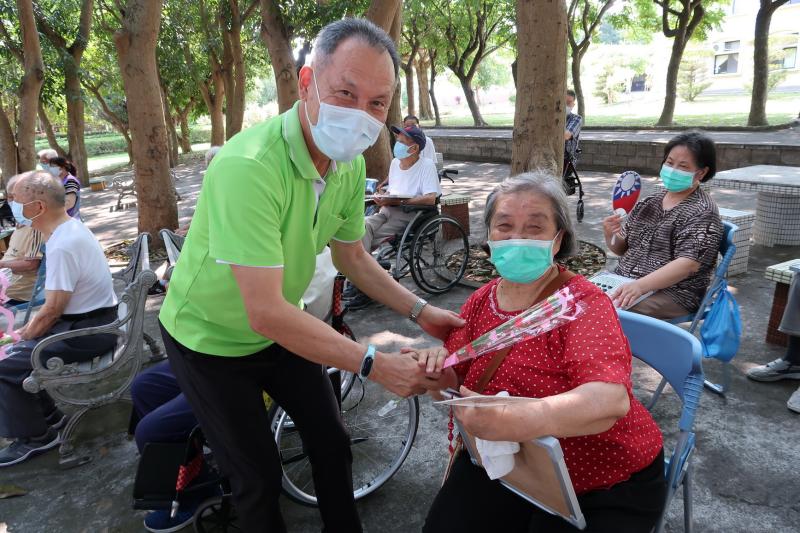 ▲中彰榮家家主任王正送康乃馨給住民祝福母親節快樂（圖／記者陳雅芳攝，2020.05.07）