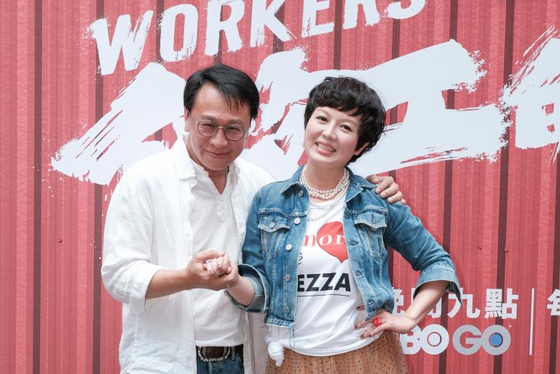 ▲游安順(左)、苗可麗兩人在劇中飾演板模包商夫婦。(圖