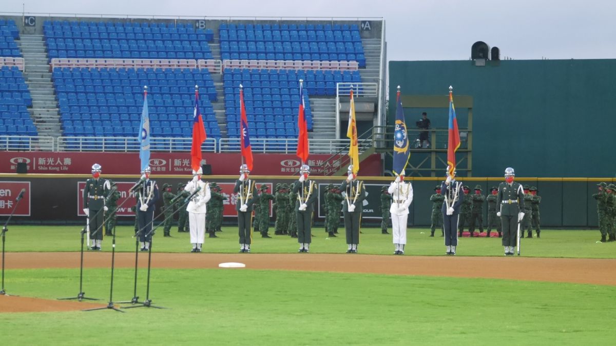 ▲國軍弟兄到場獻唱國歌。（圖／吳政紘攝）