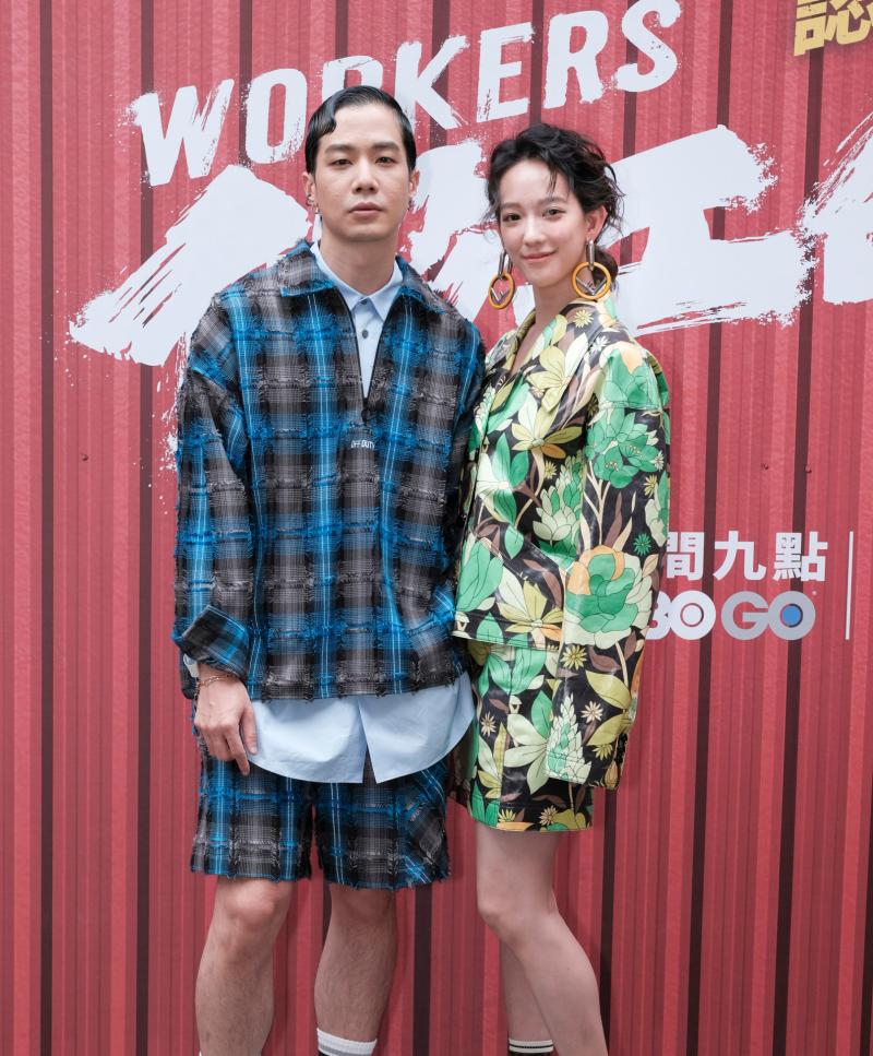 ▲薛仕凌(左)劇中暗戀檳榔西施女神孟耿如(右)。(圖