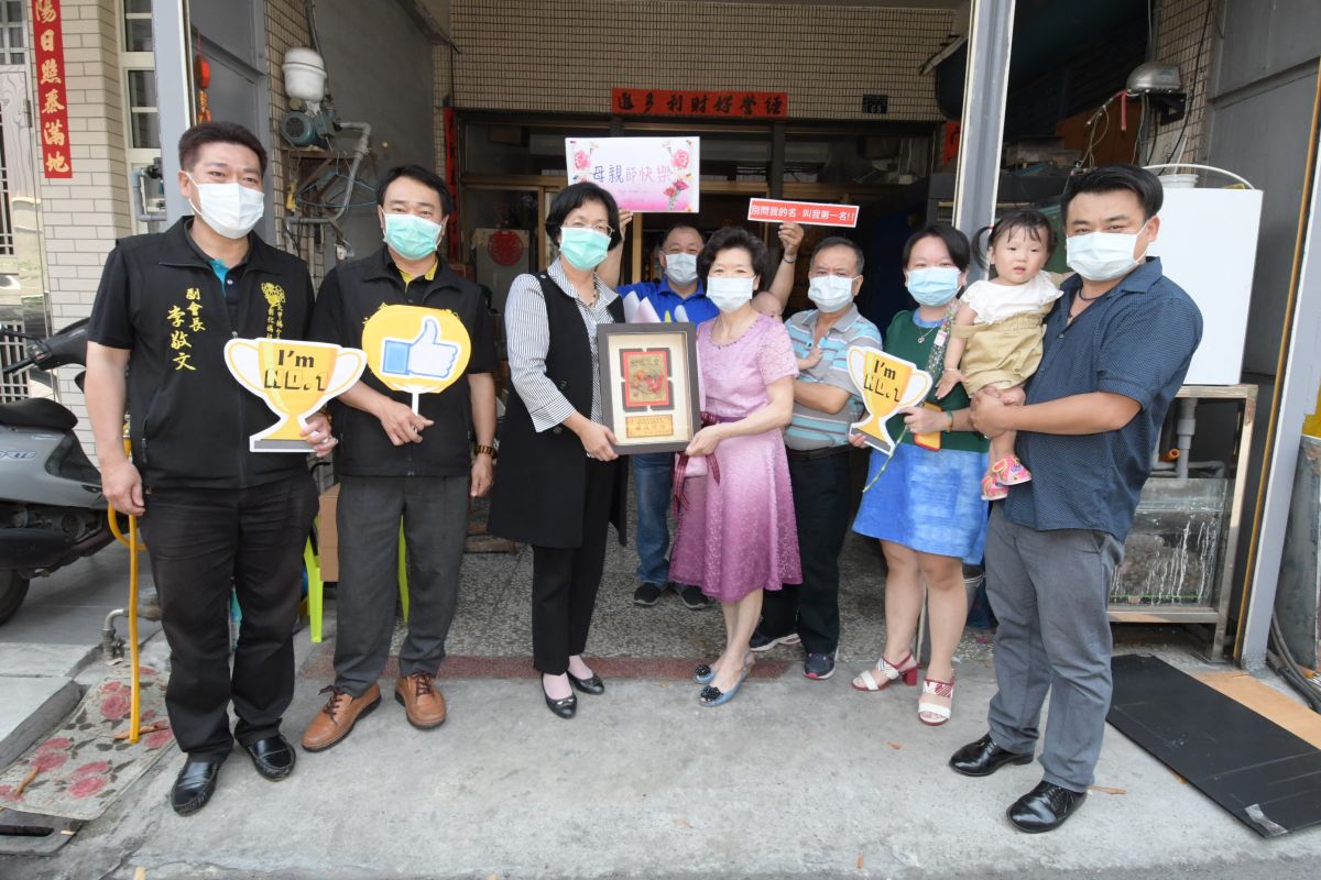 ▲施靜雪榮獲國軍模範母親殊榮，彰化縣長王惠美特別登門恭賀。（圖／記者陳雅芳攝，2020.05.07）