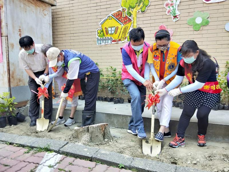 ▲彰化縣副縣長洪榮章、家扶人與學校師生每植下一棵小樹苗，都象徵為家扶兒的成長種下希望與未來的照顧。（圖／記者陳雅芳攝，2020.05.07）