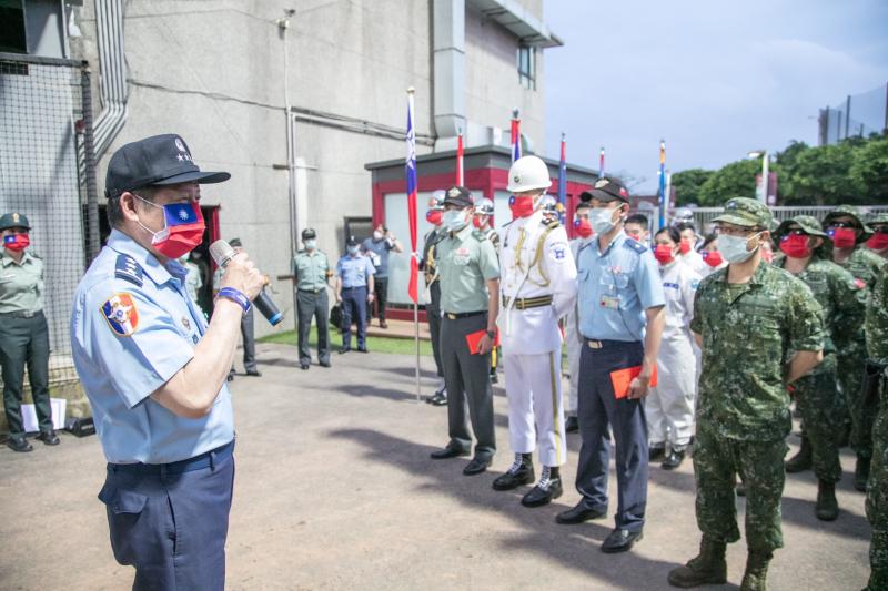 ▲中職開球活動，國防部軍政副部長張哲平上將慰勉參演官兵。(圖/軍聞社提供.2020.05.07)