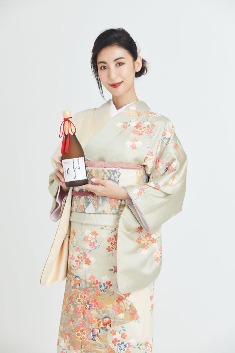 ▲大久保麻梨子拍攝廣告換上和服。(圖