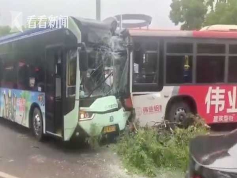 ▲大陸浙江 7 日發生一起乘客因車資不足而鬧事，結果導致 2 輛公車對撞的事故。（圖／翻攝自看看新聞）