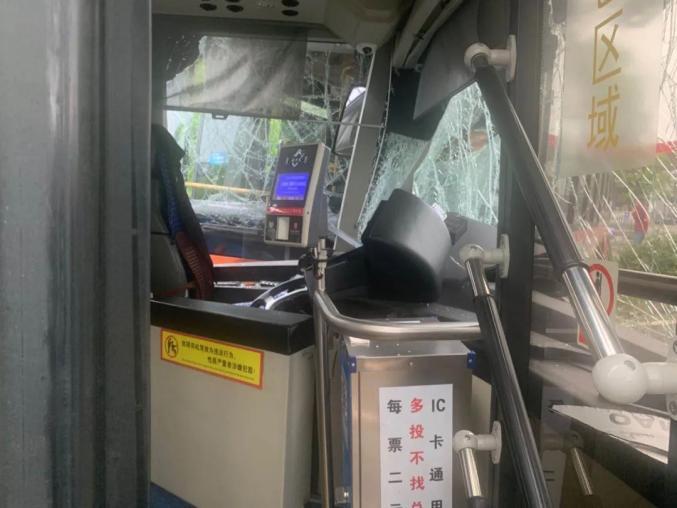 ▲公車前方擋風玻璃碎裂嚴重。(圖/翻攝自澎湃新聞)