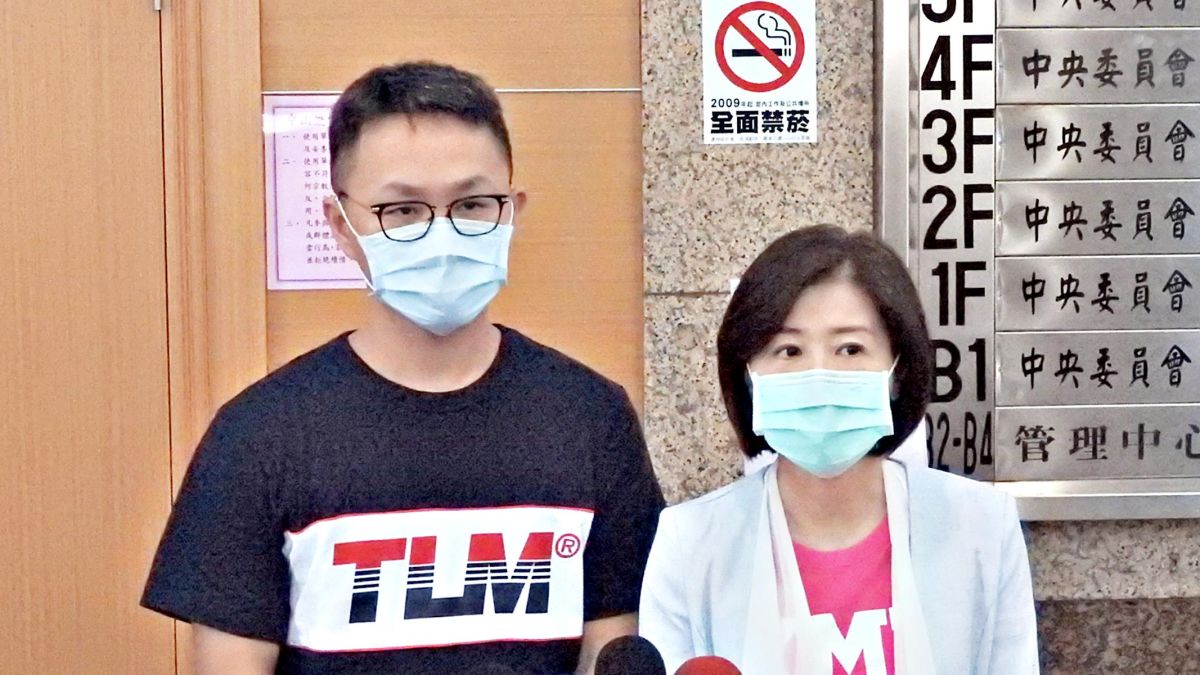 ▲國民黨數位行銷科技長簡勤佑（左）、文傳會主委王育敏（右）公開致歉。（圖 / 記者陳弘志攝）