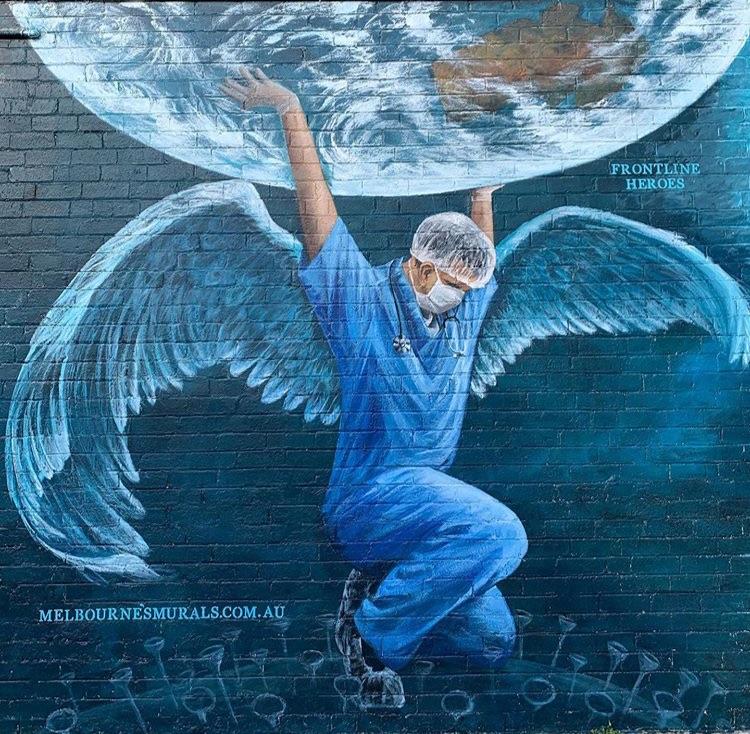 ▲從照片中可以看到，一位天使依戶政頂著一顆地球，代表著「一線醫護正在拯救世界」。（圖／翻攝自