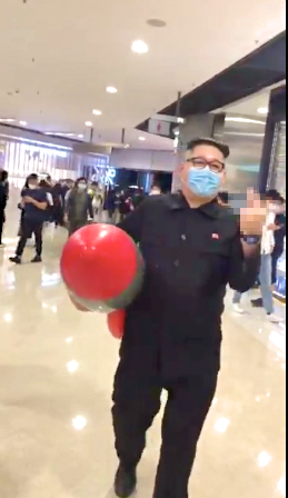 ▲霍華德曾在香港街頭扮演金正恩。(圖/翻攝自推特)