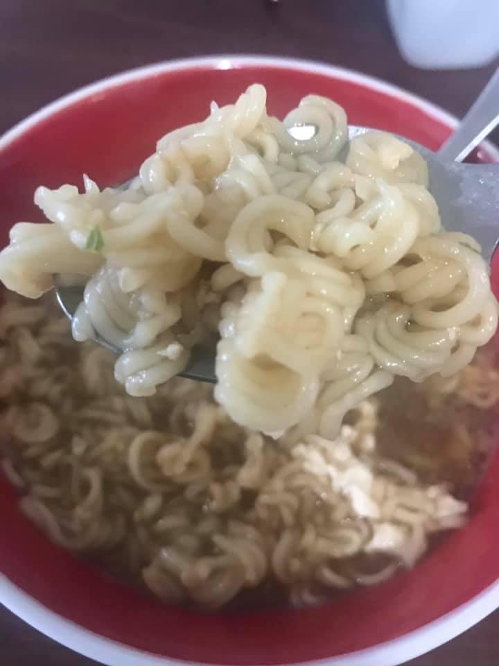 ▲女網友指出,豬隊友幫忙煮泡麵卻將整包捏碎。(圖/翻攝爆怨公社臉書)