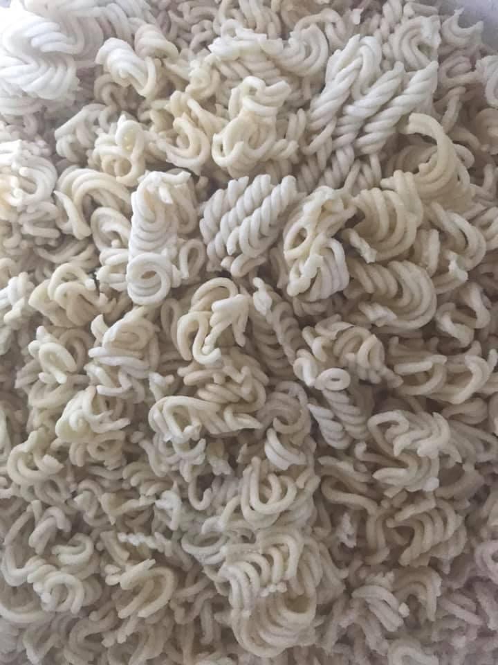▲每個麵條都變得細小短短的。(圖/翻攝爆怨公社臉書)