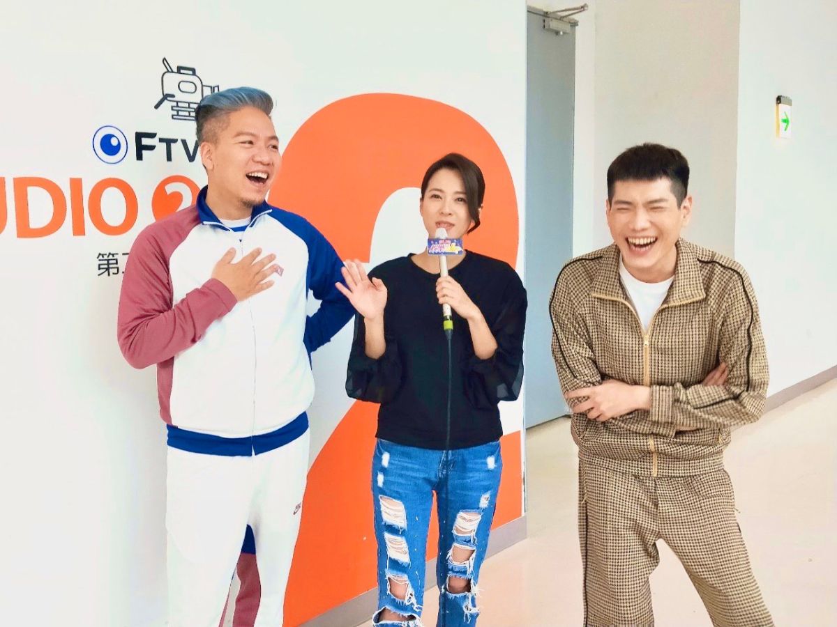 ▲蘇晏霈（中）睡前都會喝酒助眠。（圖 / 民視提供）