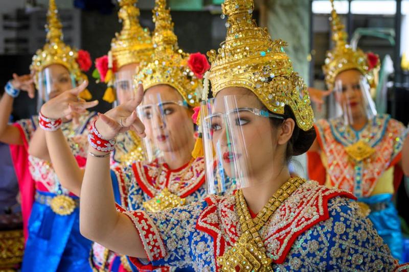▲隨著泰國疫情趨緩，泰國香火最為鼎盛的四面佛於本月起重新開放。廟裡負責跳「還願舞」的舞者們紛紛帶起面罩。（圖／翻攝自推特）