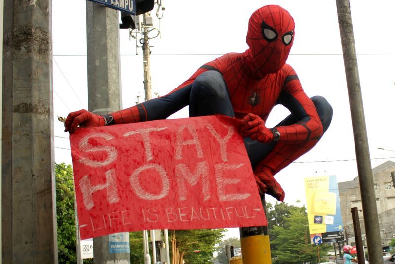 蜘蛛人現身街頭灑消毒劑　印尼民眾抗疫創意多
