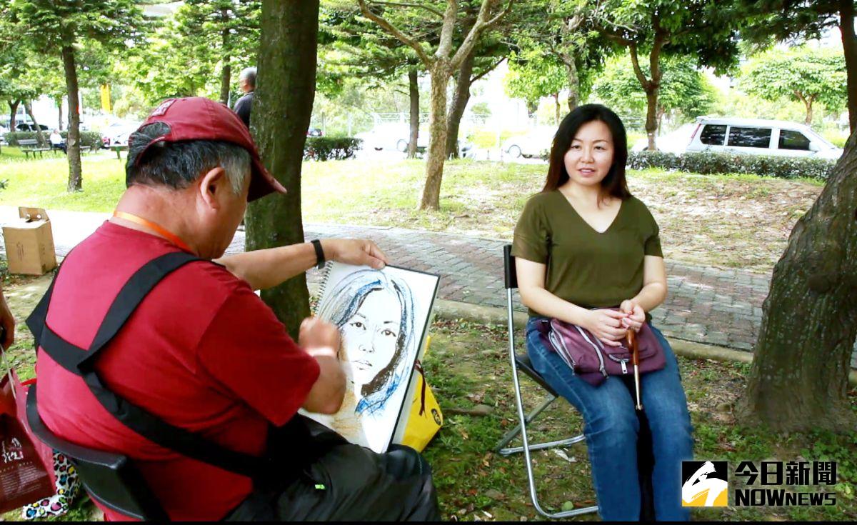 ▲彭漢津喜歡用複合多元的媒材來創作，一幅人物速寫可能會使用原子筆、色鉛筆和彩色筆等各種不同元素來表現人物的特色。（圖／記者李春台攝）