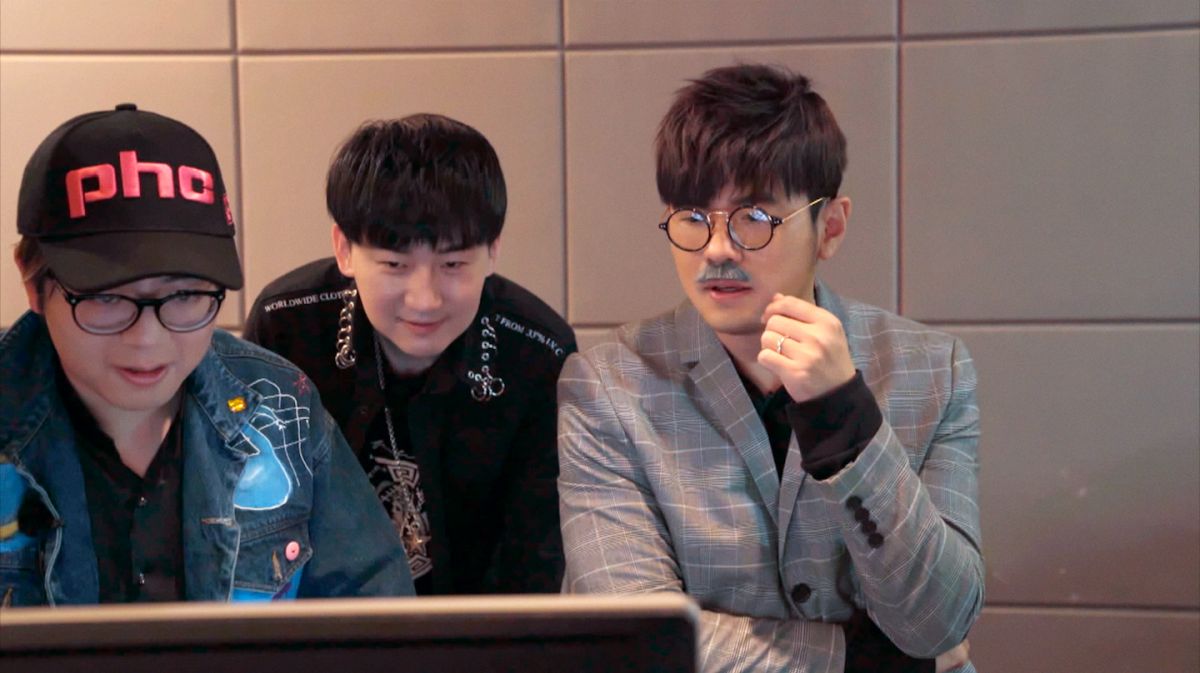 ▲周杰倫（右）、郎朗（左）喬裝成鋼琴老師，模樣滑稽。（圖／杰威爾提供）