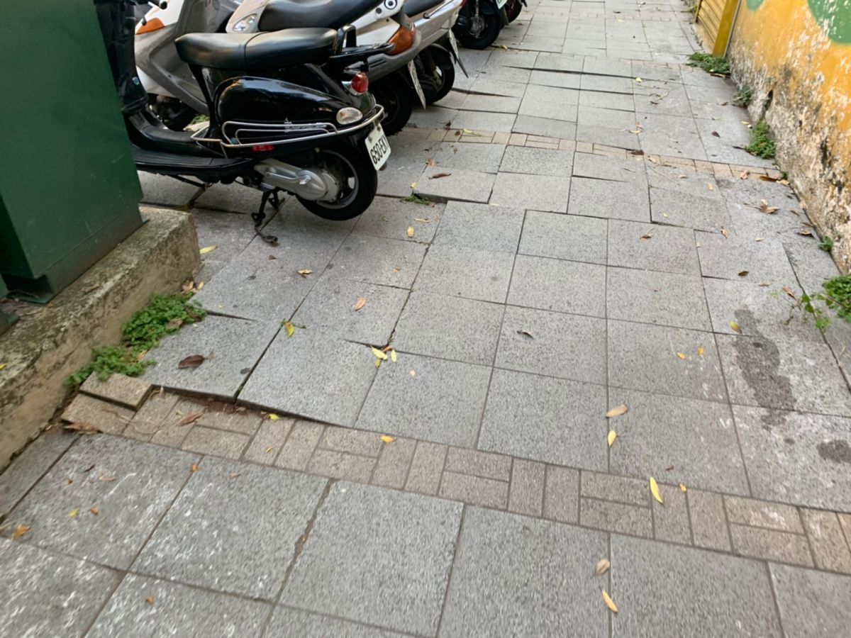 ▲市府路人行道的路面，崎嶇不平，使路人跌倒，民眾向市府反應，卻發生局處互踢皮球不願處理，人行道成為管理真空地帶。(圖／黃守達提供2020.5.8)