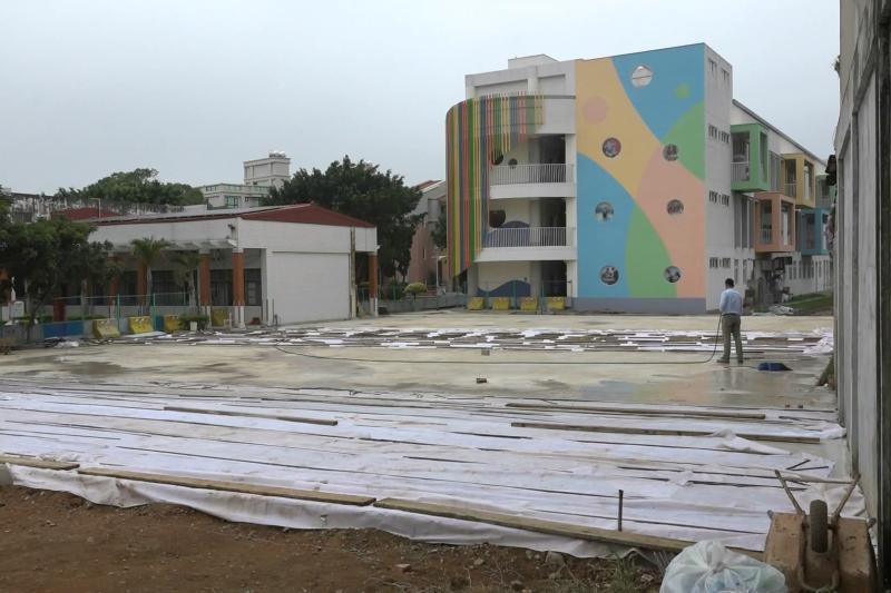 ▲未爆彈被丟棄在金鼎國小停車場工地,距離校舍不到30公尺。(圖/民眾提供)