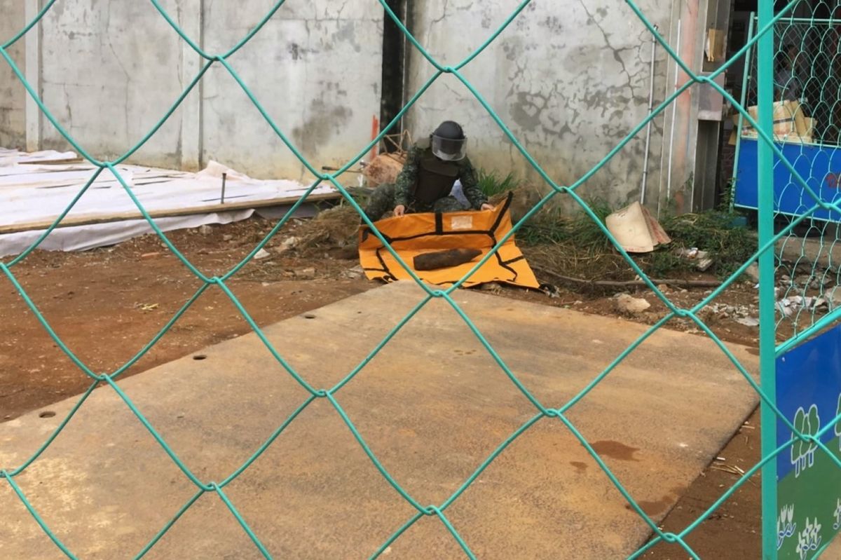 ▲金門校園驚現未爆彈，金防部未爆彈處理小組趕往移除。(圖／民眾提供)