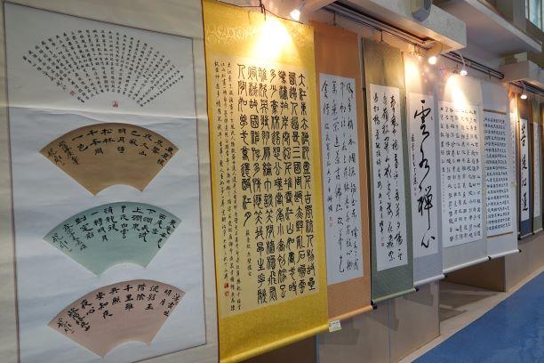 ▲「首端斯妙」會員聯展以書法作品為主,會員以竹筆、竹絲筆、稻草筆、茅草筆、月桃筆、葛藤筆、藺草筆等楷書、隸書、行書、草書等不同字體文字與文學的書法作品,作為藝術表現。(圖/記者葉靜美攝,2020.05.08)