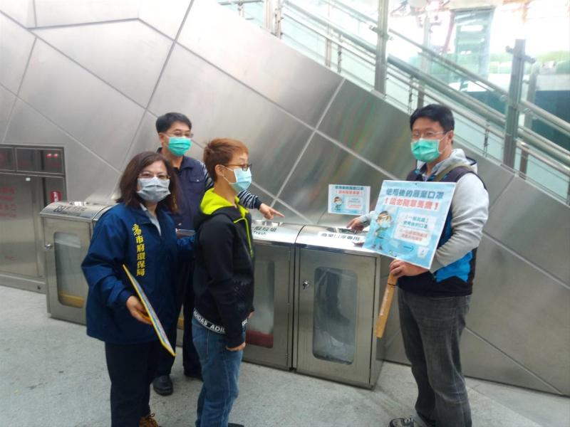 ▲高雄市環保局在火車站廢棄口罩專用垃圾桶前加強宣道。(圖/高雄市環保局提供)