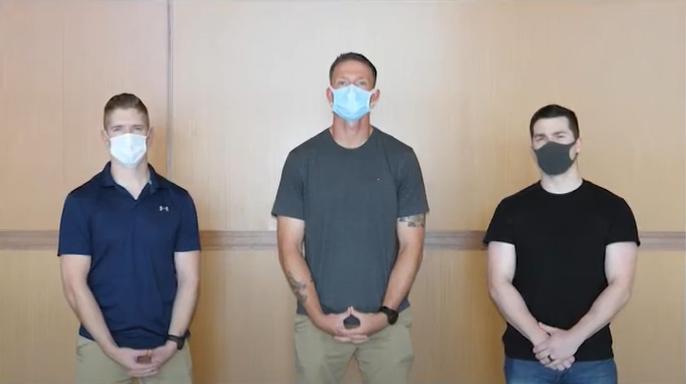 ▲三名美國海陸成員在機上制伏了鬧機乘客。(圖/翻攝自