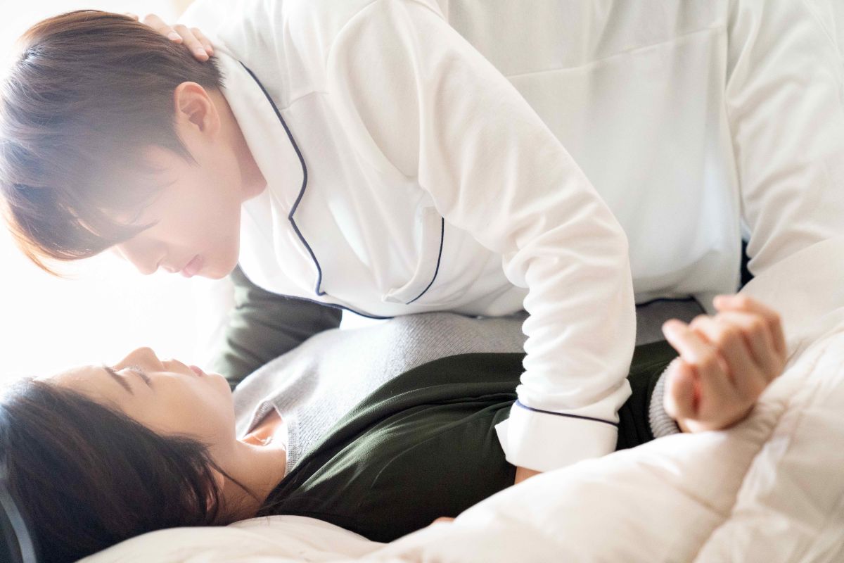 ▲邱勝翊（上）、任容萱劇中「初吻」登場。（圖 / 八大提供）