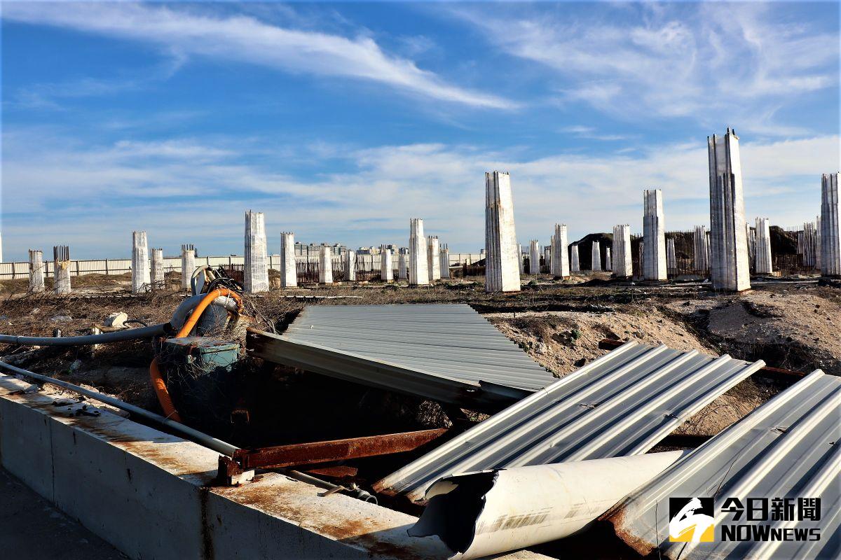 ▲重光開發BOT案基地鐵架圍籬因長期受海風吹蝕，造成部分有倒塌損壞情形，澎湖縣政府旅遊處為考量附近公共安全的迫切性，將由縣府先代廠商樺澎公司進行修復工程。（圖／記者張塵攝，2020.05.08）