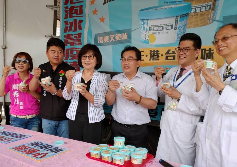▲來賓一起吃冰的同時也表達支持台灣在地農產品、挺醫護人員。(圖/記者蘇榮泉攝,2020.05.08)