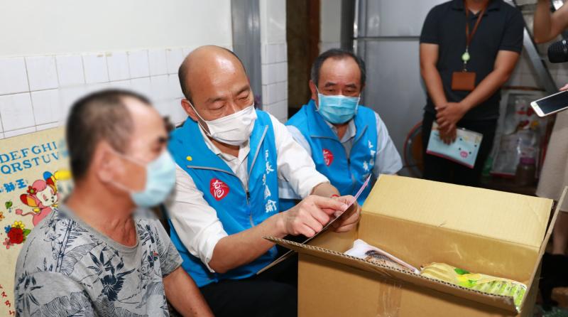 ▲高市府發放「經濟弱勢族群防疫暖心包」,提供民生必需物資給低收入戶及中低收入戶。(圖/高市府提供)