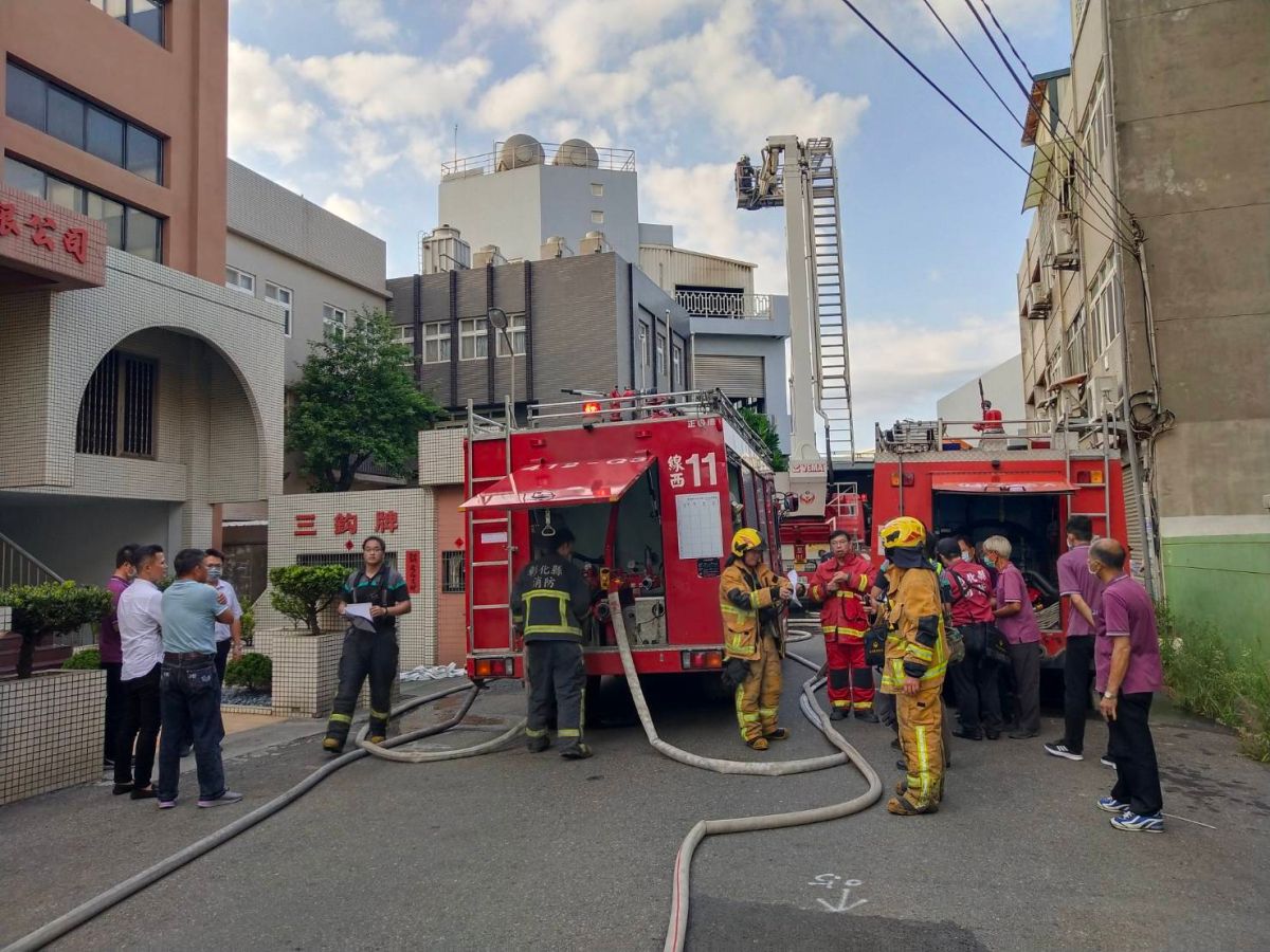 ▲台灣百和工業公司廠房發生火警，濃煙直竄雲霄，消防局動用5個分隊消防車及人員灌救，所幸無人傷亡。（圖／記者陳雅芳攝，2020.05.08）