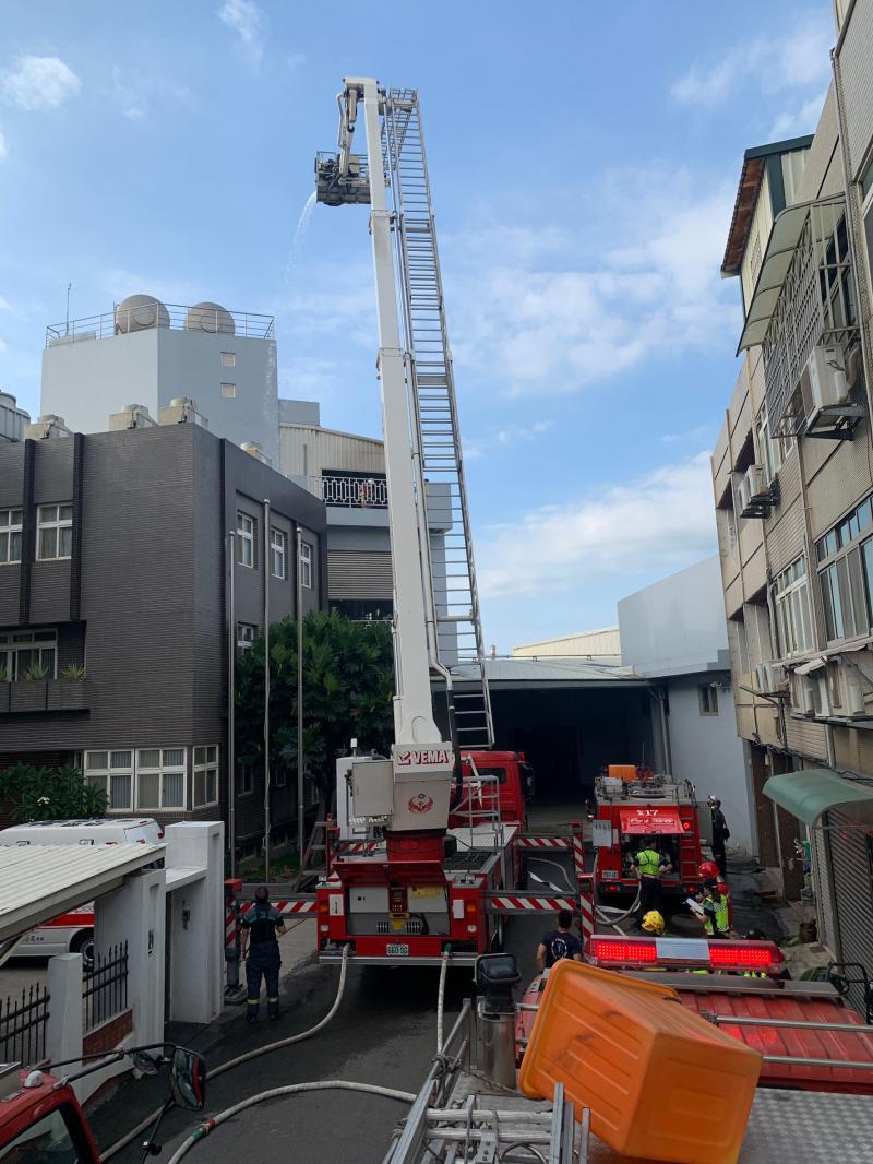 ▲鞋材大廠台灣百和工業公司廠房發生火警,雲梯車全面灑水灌救。(圖/記者陳雅芳攝,2020.05.08)